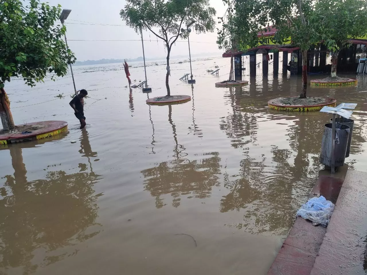 बिहार में गंगा-सोन समेत प्रमुख नदियां उफान पर, निचले इलाकों में फैला बाढ़ का पानी बिहार में गंगा-सोन समेत प्रमुख नदियां उफान पर, निचले इलाकों में फैला बाढ़ का पानी
