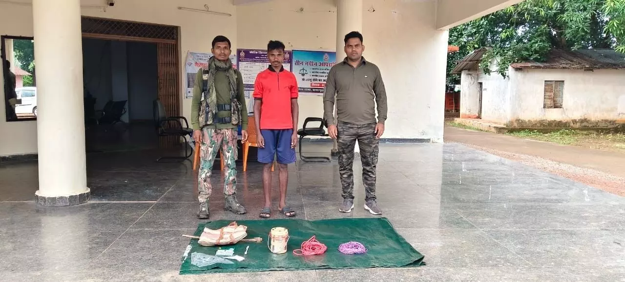बीजापुर जिले में पुलिस और कोबरा बटालियन की टीम ने 1 संदिग्ध को किया गिरफ्तार बीजापुर जिले में पुलिस और कोबरा बटालियन की टीम ने 1 संदिग्ध को किया गिरफ्तार