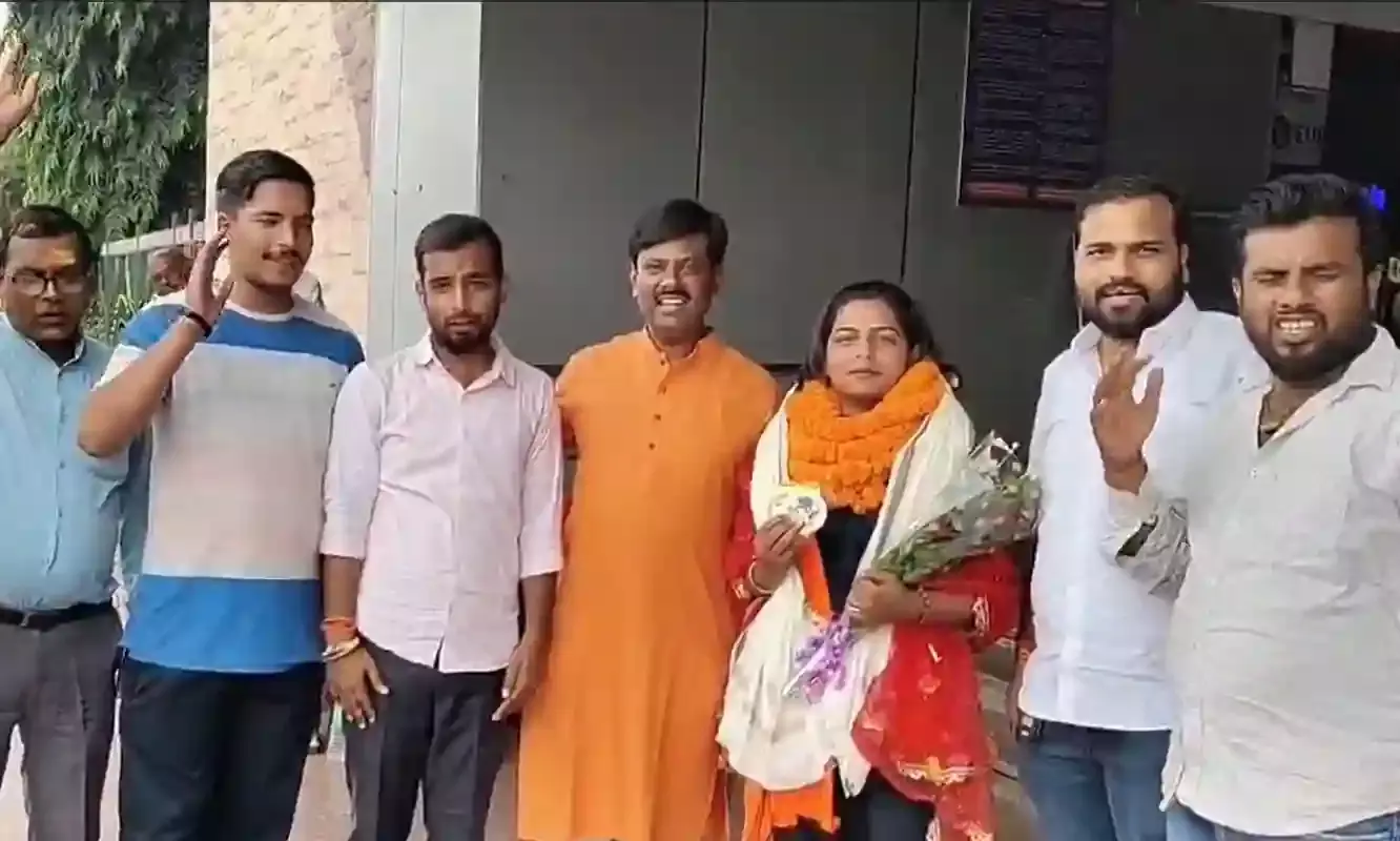 थाईलैंड से दो स्वर्ण पदक जीतकर घर लौटी स्नेहा कुमारी का जोरदार स्वागत थाईलैंड से दो स्वर्ण पदक जीतकर घर लौटी स्नेहा कुमारी का जोरदार स्वागत