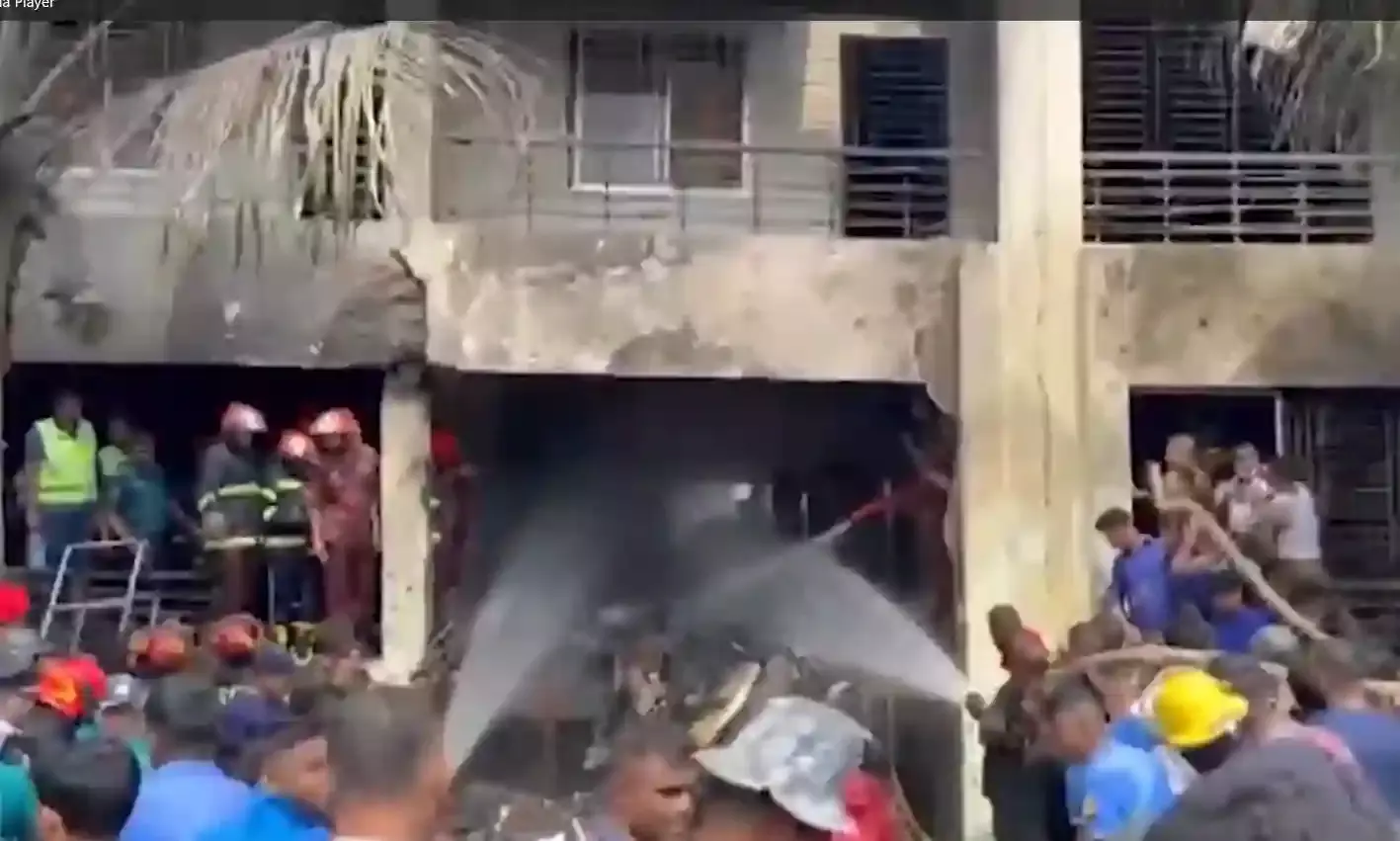 ढाका लड़ाकू विमान दुर्घटना में 20 लोगों की मौत, 170 घायल