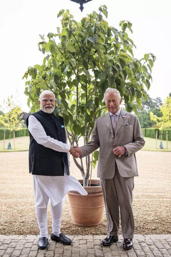 पीएम मोदी ने किंग चार्ल्स से मुलाकात कर भेंट किया पौधा