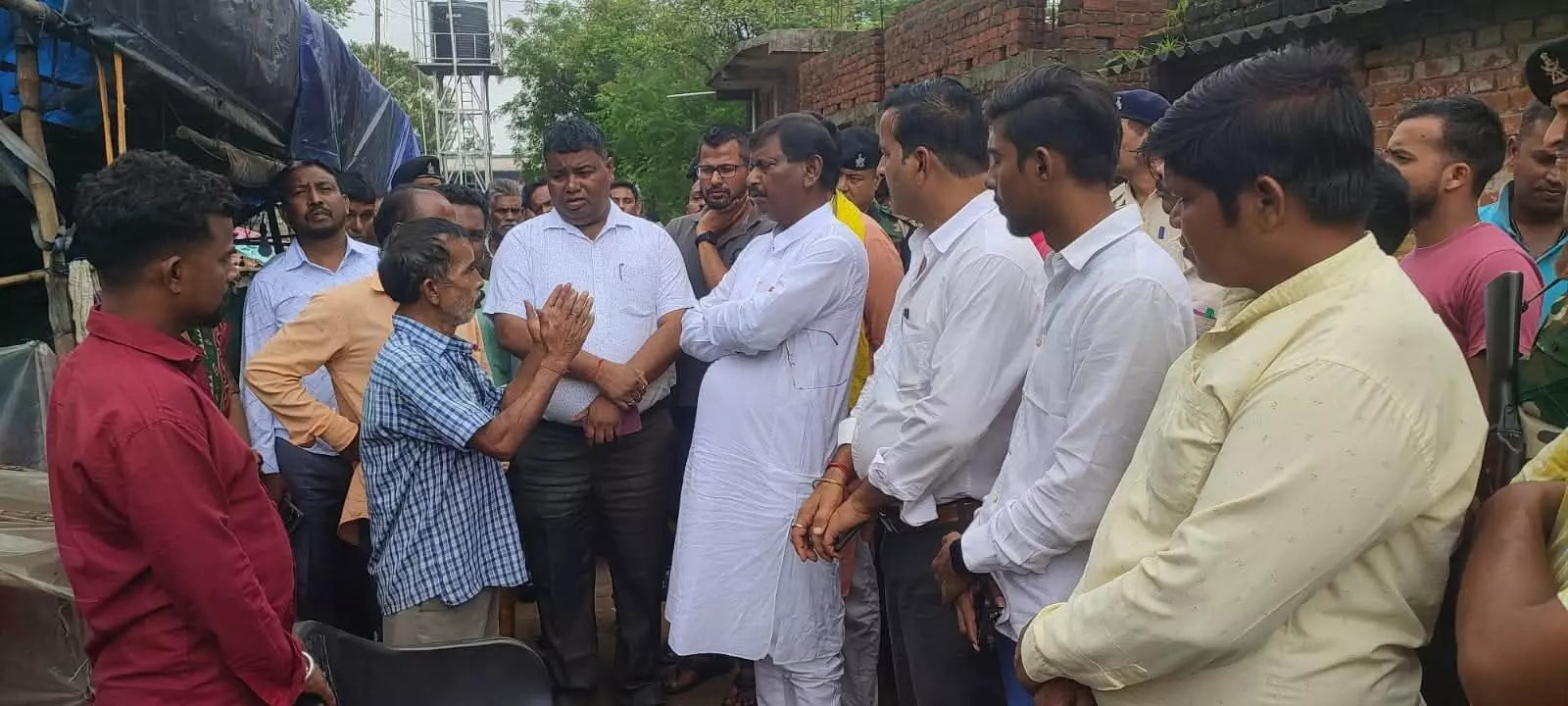 पूर्व मुख्यमंत्री अर्जुन मुंडा ने शोक संतप्त परिजनों से की मुलाकात पूर्व मुख्यमंत्री अर्जुन मुंडा ने शोक संतप्त परिजनों से की मुलाकात