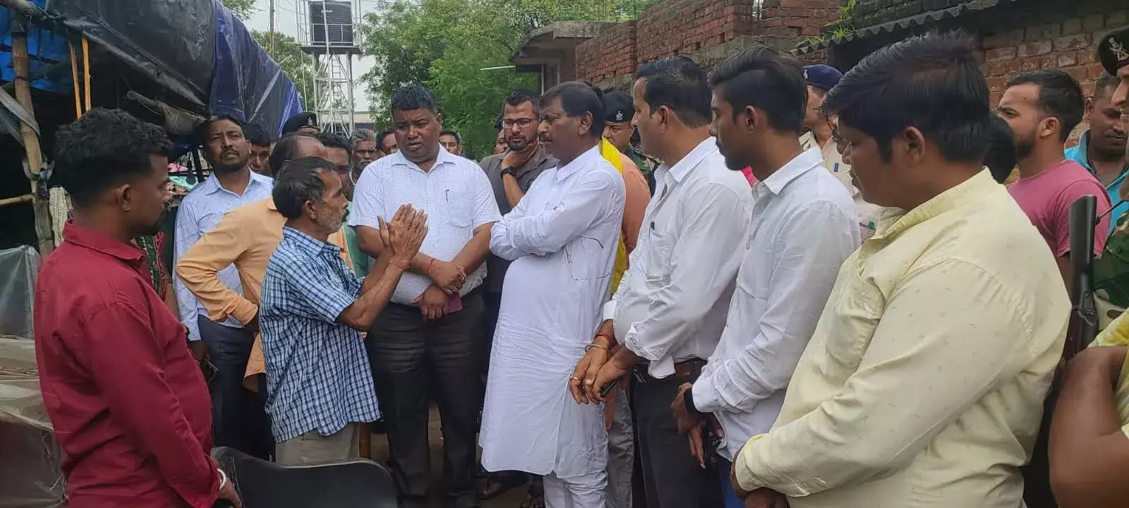 पूर्व मुख्यमंत्री अर्जुन मुंडा ने शोक संतप्त परिजनों से की मुलाकात