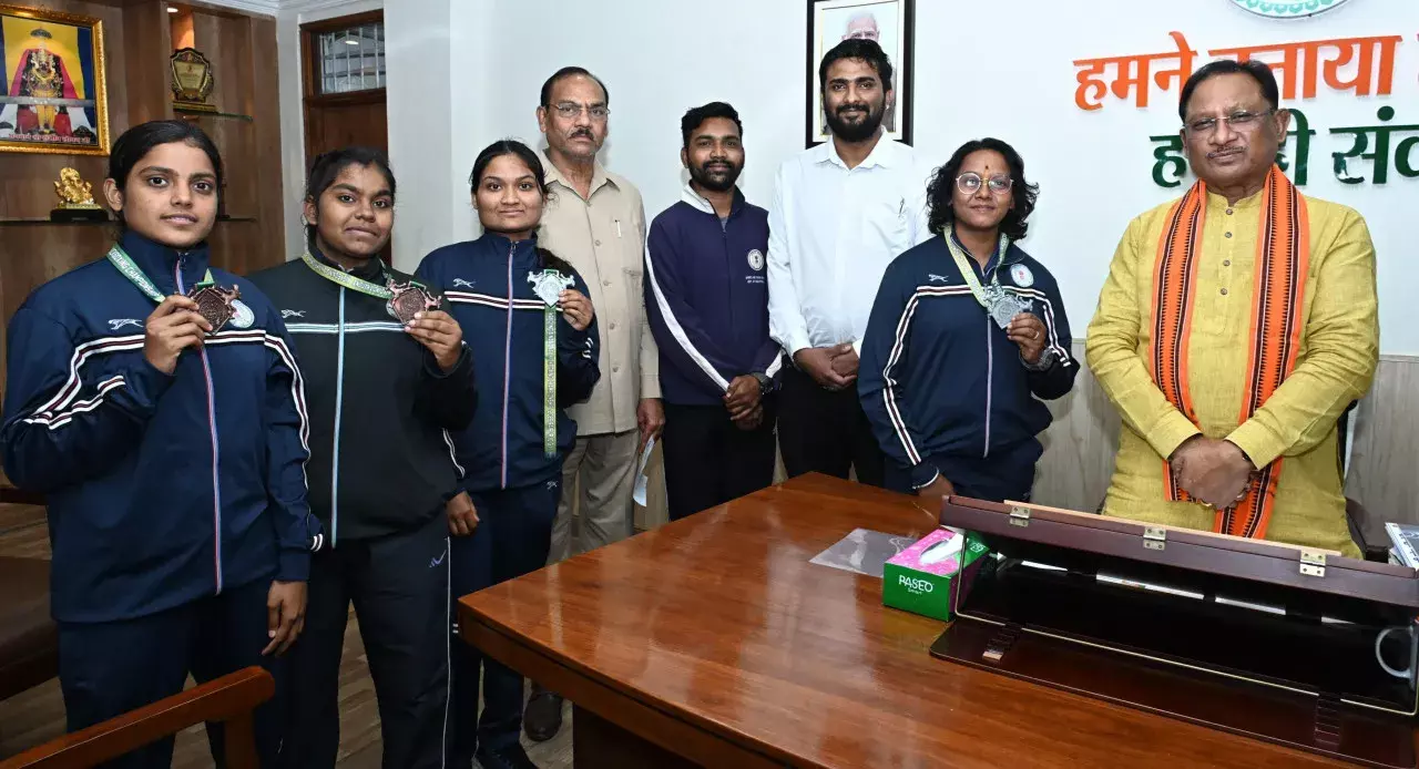 मुख्यमंत्री श्री साय से किक बॉक्सिंग पदक विजेता खिलाड़ियों ने की सौजन्य मुलाकात