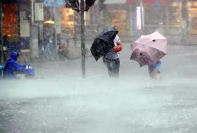 Heavy Rain Brings Relief, IMD Issues Red Alert in Delhi Heavy Rain Brings Relief, IMD Issues Red Alert in Delhi