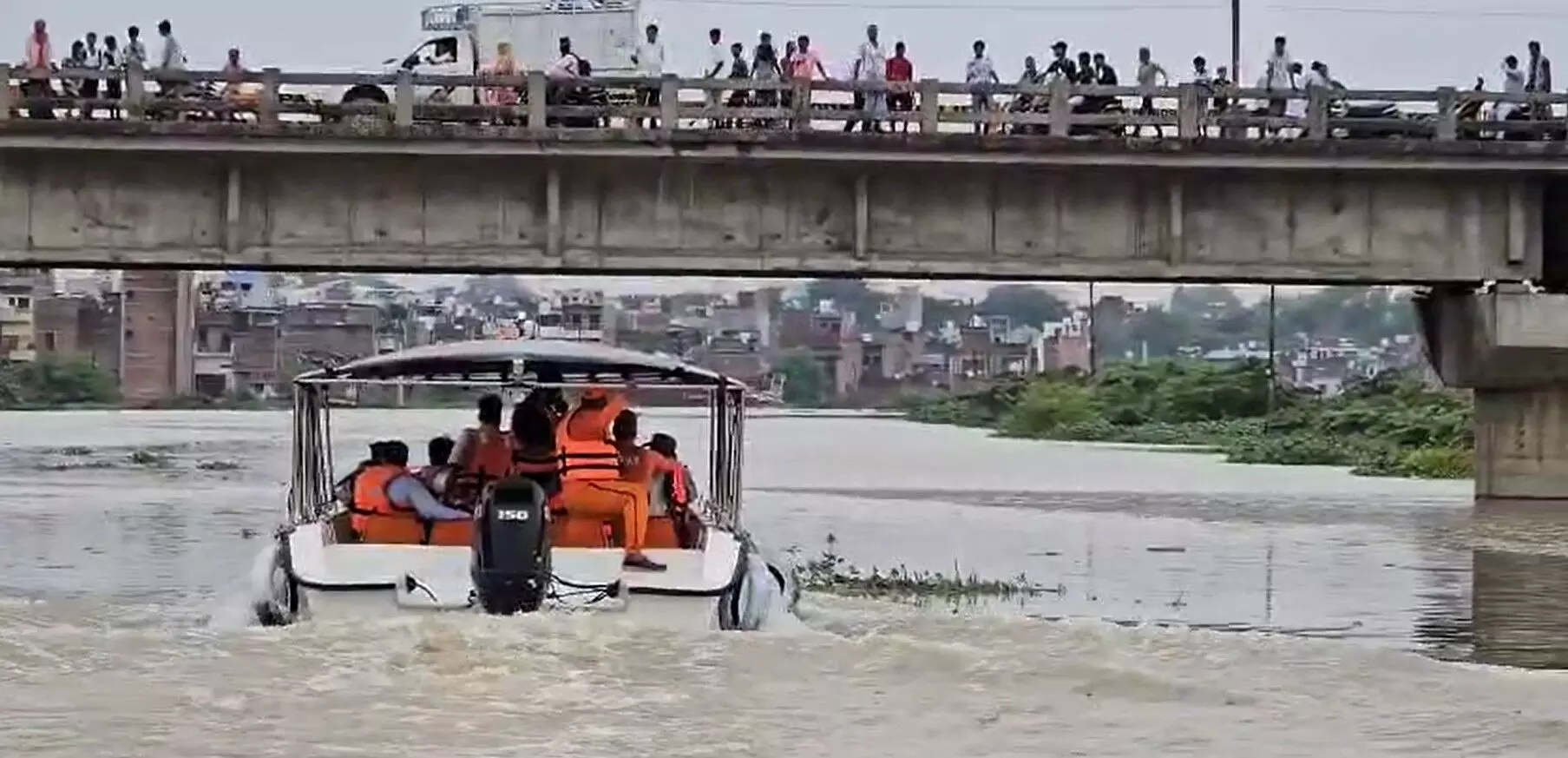 यूपी में बाढ़ का कहर, प्रयागराज में बाढ़ जैसे हालात, SDRF तैनात यूपी में बाढ़ का कहर, प्रयागराज में बाढ़ जैसे हालात, SDRF तैनात