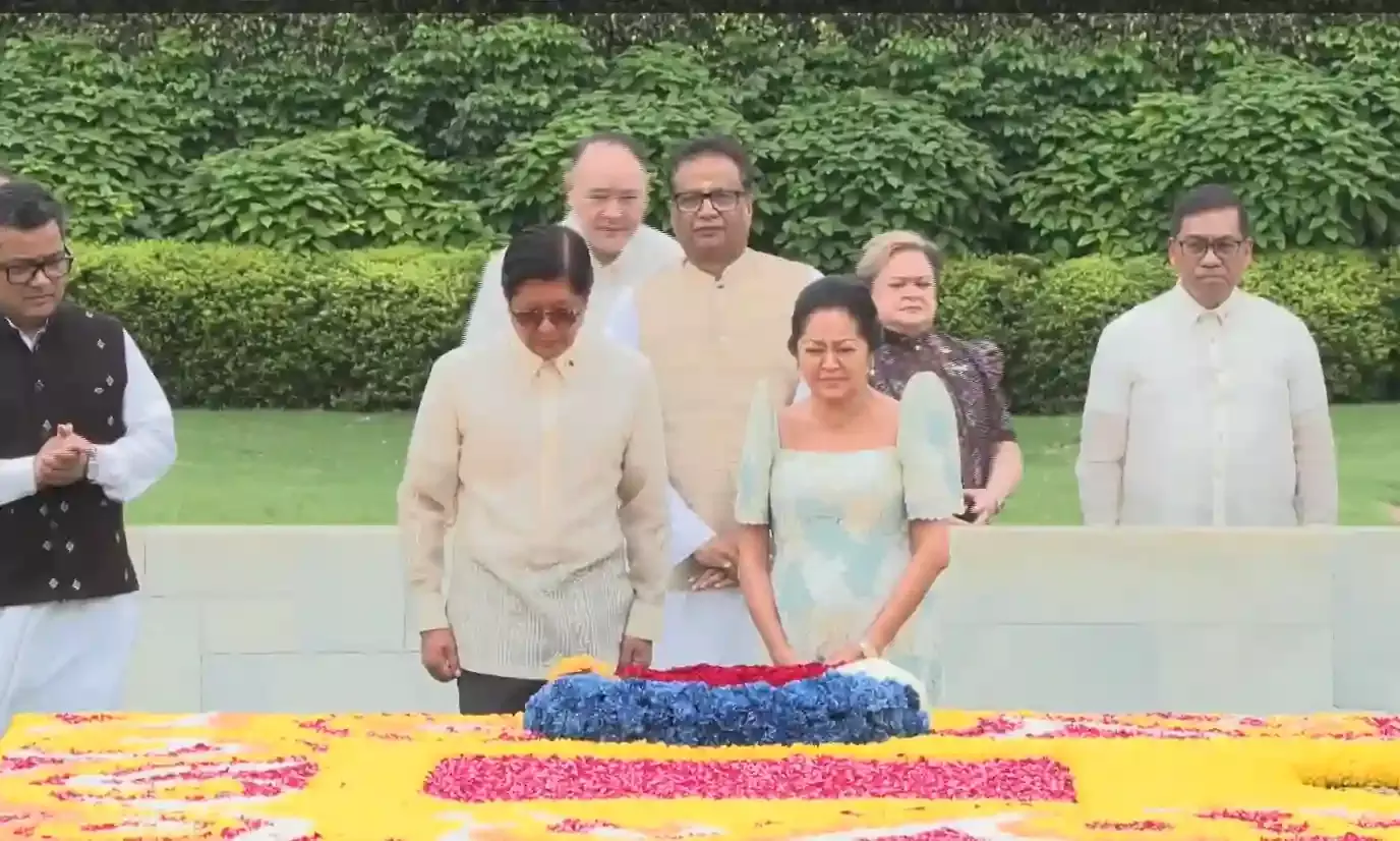 फिलीपींस के राष्ट्रपति ने राजघाट पर महात्मा गांधी को दी श्रद्धांजलि