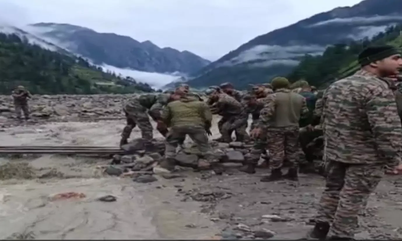 धराली: 25 फीट ऊंचे मलबे से रास्ता बनाने की कोशिश, फंसे हुए हैं 200 लोग धराली: 25 फीट ऊंचे मलबे से रास्ता बनाने की कोशिश, फंसे हुए हैं 200 लोग
