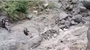 बादल फटने से किन्नर कैलाश यात्रा के दौरान फंसे 413 श्रद्धालु बादल फटने से किन्नर कैलाश यात्रा के दौरान फंसे 413 श्रद्धालु