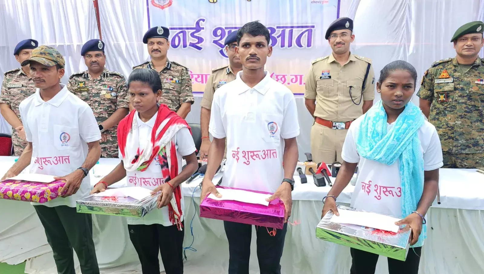 गरियाबंद में 19 लाख रूपये के ईनामी 4 माओवादियों ने किया आत्मसमर्पण गरियाबंद में 19 लाख रूपये के ईनामी 4 माओवादियों ने किया आत्मसमर्पण