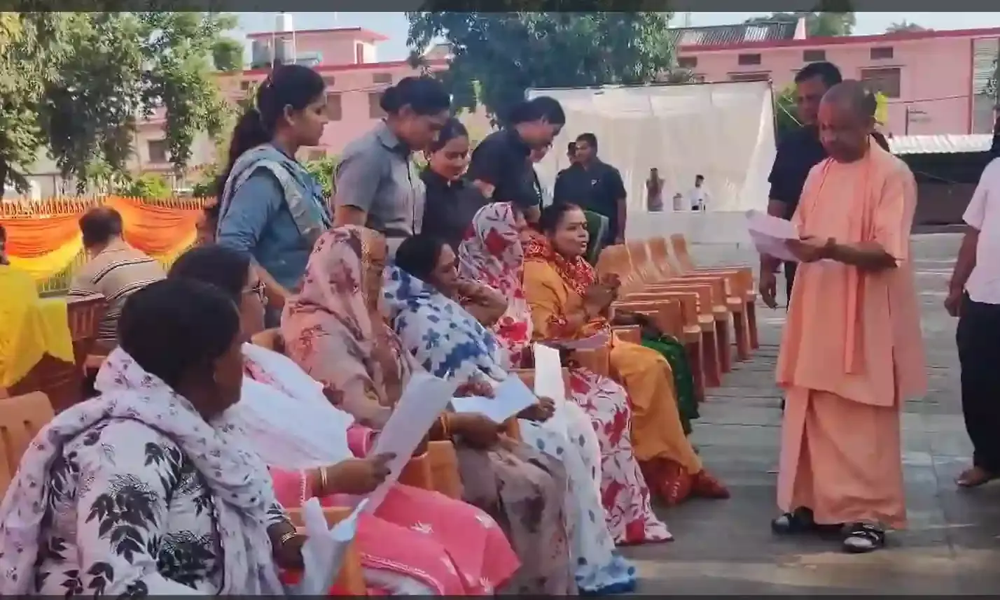 गोरखपुरः गोरखनाथ मंदिर में सीएम योगी ने जनता दर्शन में सुनी लोगों की समस्याएं, त्वरित समाधान का दिया भरोसा