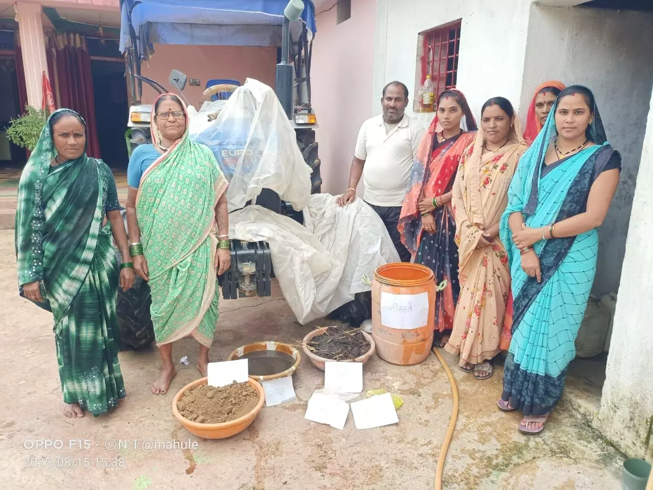 बालाघाट- कनेरी में कृषि सखी दीदियों ने किसानो को सिखाया जीवामृत बनाना बालाघाट- कनेरी में कृषि सखी दीदियों ने किसानो को सिखाया जीवामृत बनाना