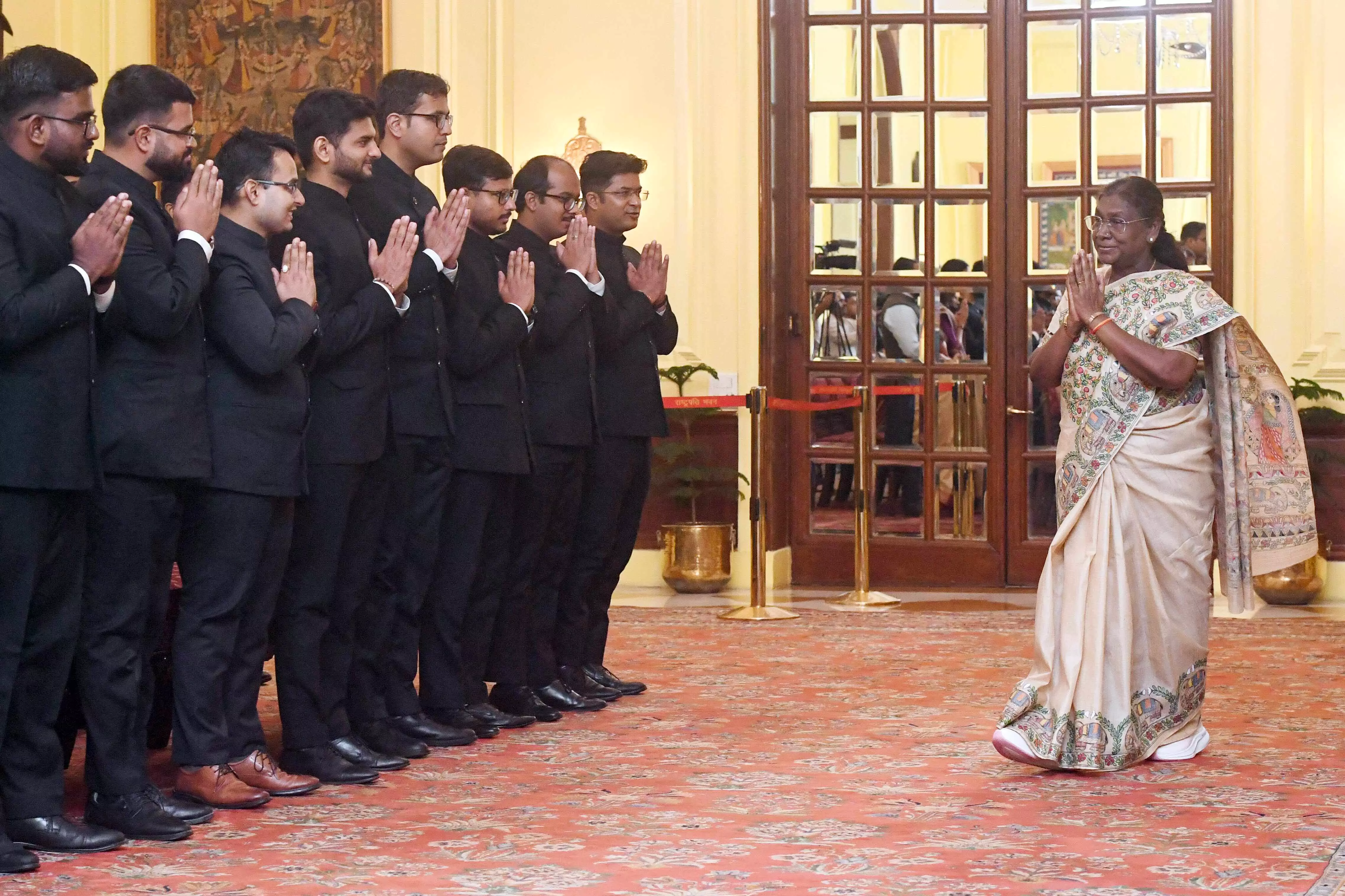 OFFICER TRAINEES OF INDIAN FOREIGN SERVICE CALL ON THE PRESIDENT