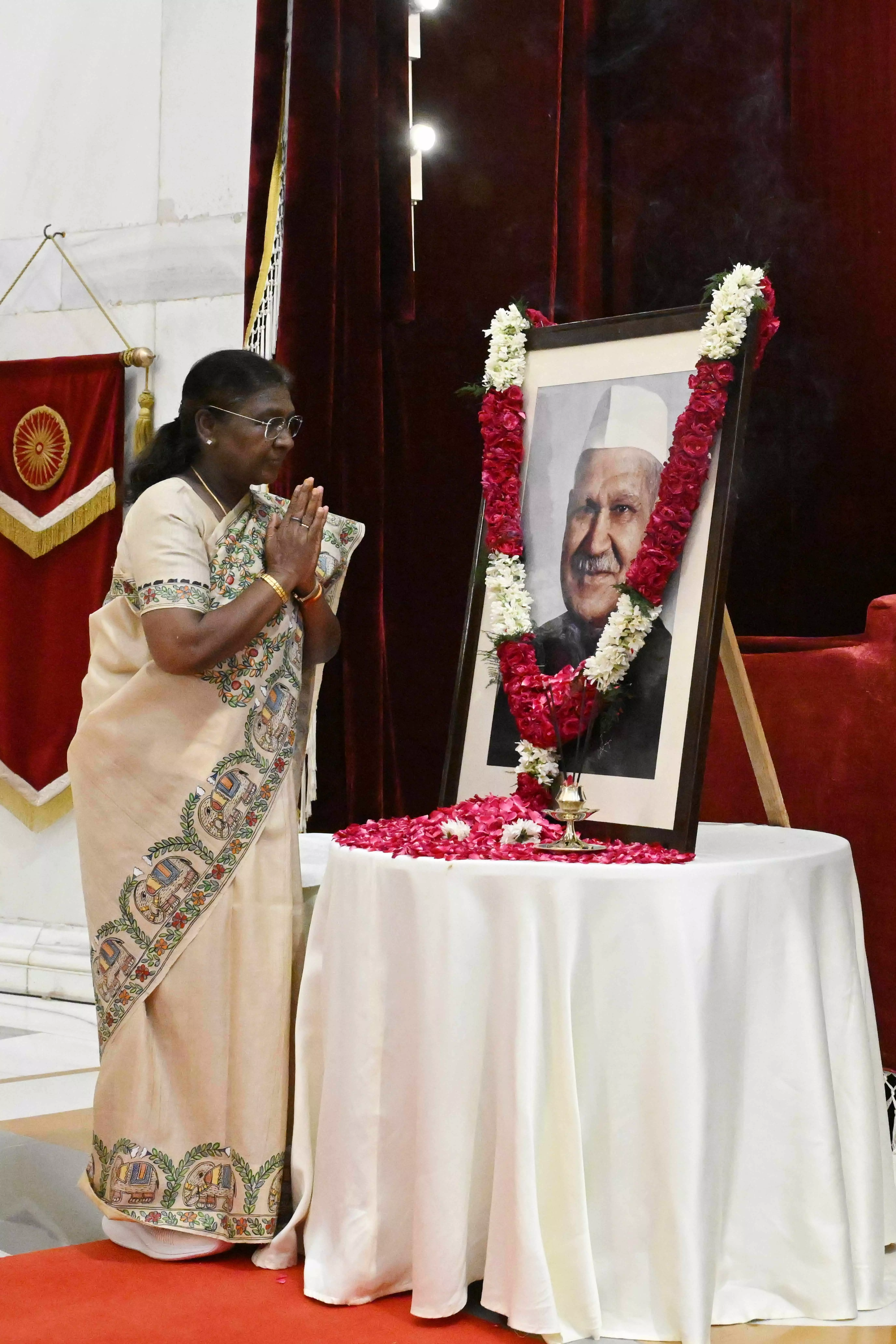 PRESIDENT OF INDIA PAYS FLORAL TRIBUTES TO DR SHANKER DAYAL SHARMA ON HIS BIRTH ANNIVERSARY PRESIDENT OF INDIA PAYS FLORAL TRIBUTES TO DR SHANKER DAYAL SHARMA ON HIS BIRTH ANNIVERSARY