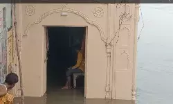 मथुरा में यमुना का जलस्तर बढ़ा, बाढ़ का खतरा बढ़ने पर छह गांवों को खाली कराने का आदेश