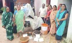 बालाघाट- कनेरी में कृषि सखी दीदियों ने किसानो को सिखाया जीवामृत बनाना