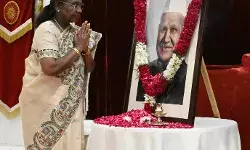 PRESIDENT OF INDIA PAYS FLORAL TRIBUTES TO DR SHANKER DAYAL SHARMA ON HIS BIRTH ANNIVERSARY