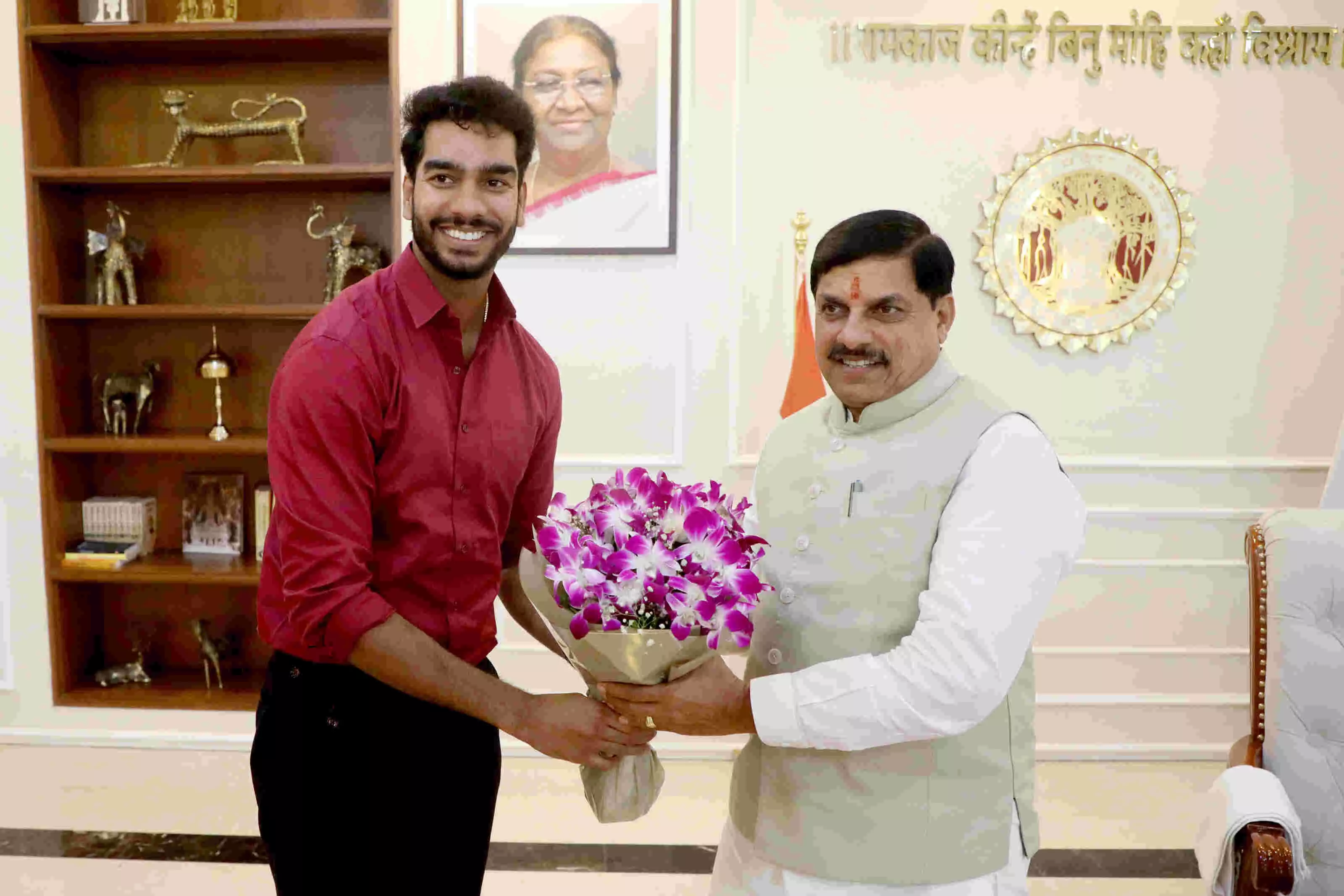 मुख्यमंत्री डॉ. यादव से क्रिकेटर श्री वेंकटेश अय्यर ने की सौजन्य भेंट मुख्यमंत्री डॉ. यादव से क्रिकेटर श्री वेंकटेश अय्यर ने की सौजन्य भेंट