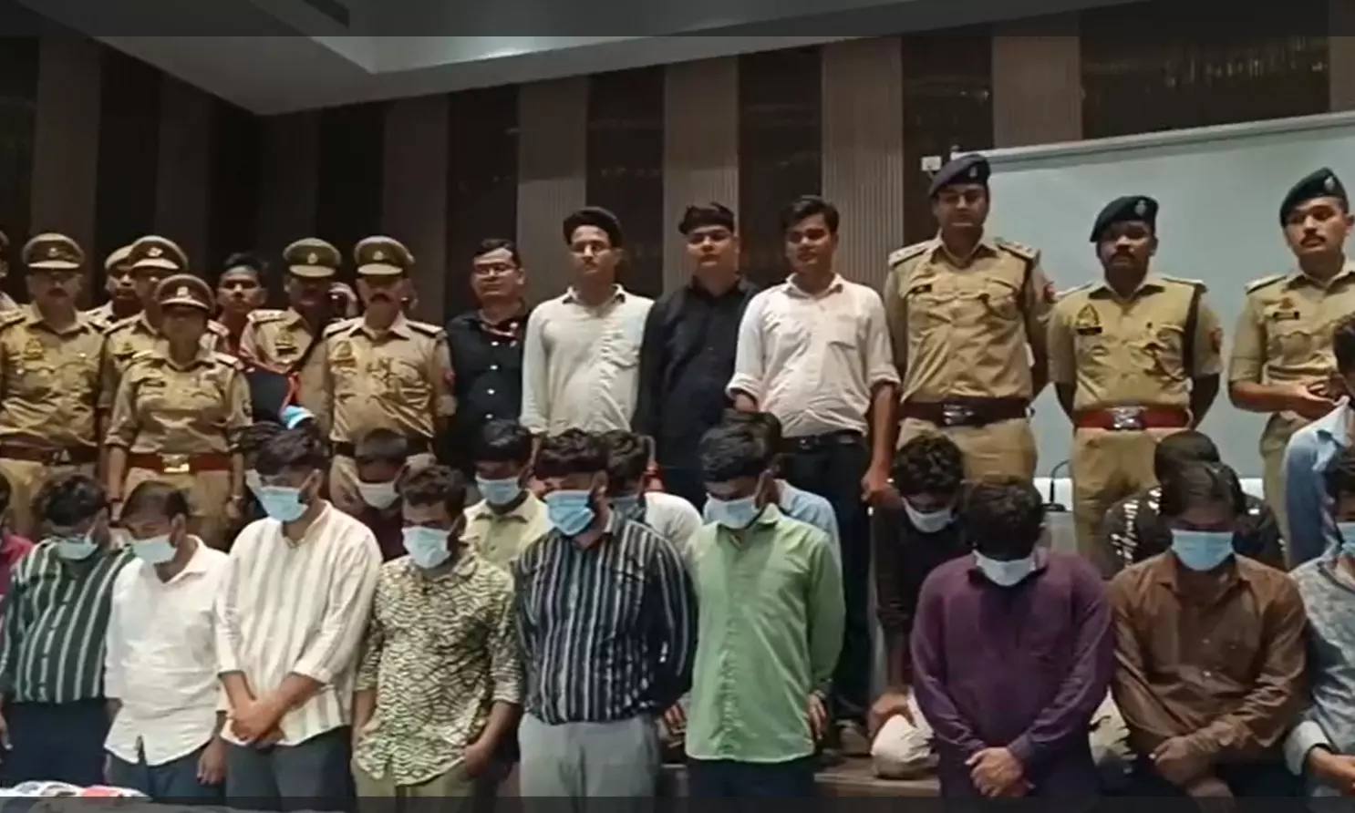 वाराणसी में फर्जी कॉल सेंटर गिरोह के 29 साइबर ठग गिरफ्तार, सख्त कार्रवाई जारी वाराणसी में फर्जी कॉल सेंटर गिरोह के 29 साइबर ठग गिरफ्तार, सख्त कार्रवाई जारी