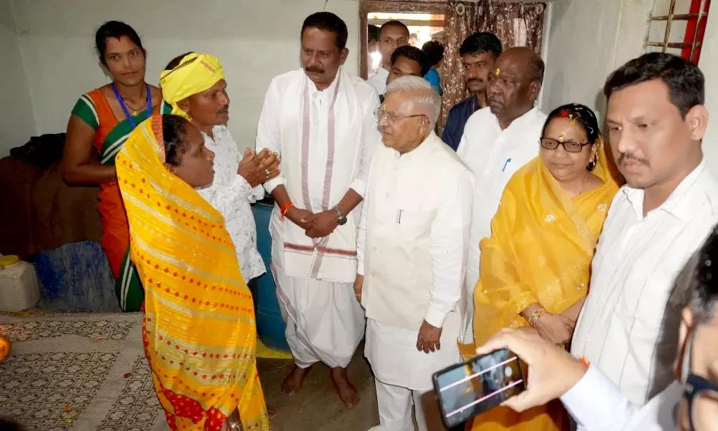 सिवनी - राज्यपाल मंगुभाई पटेल प्रधानमंत्री आवास योजना के हितग्राही से मिले