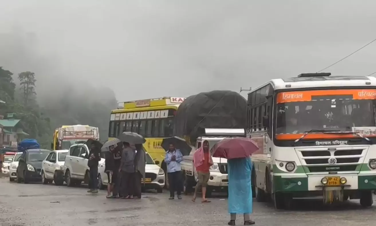 लगातार बारिश से नेशनल हाईवे बंद, मंडी से कुल्लू-मनाली का संपर्क टूटा लगातार बारिश से नेशनल हाईवे बंद, मंडी से कुल्लू-मनाली का संपर्क टूटा
