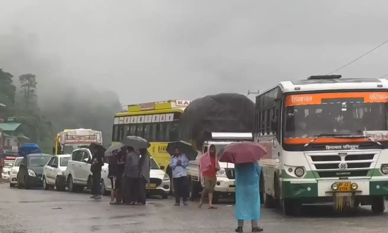लगातार बारिश से नेशनल हाईवे बंद, मंडी से कुल्लू-मनाली का संपर्क टूटा
