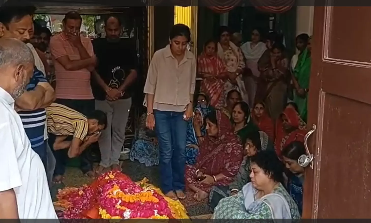 राजा अयोध्या व राम मंदिर ट्रस्ट के ट्रस्टी विमलेंद्र मोहन प्रताप मिश्र का निधन, अयोध्या में भावभीनी अंतिम यात्रा राजा अयोध्या व राम मंदिर ट्रस्ट के ट्रस्टी विमलेंद्र मोहन प्रताप मिश्र का निधन, अयोध्या में भावभीनी अंतिम यात्रा