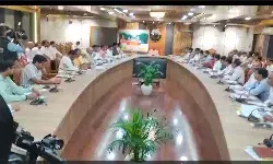 गोरखपुर में सीएम योगी ने विकास कार्यों की समीक्षा बैठक की, कहा- तय समय में गुणवत्तापूर्ण परियोजनाएं हो पूरी