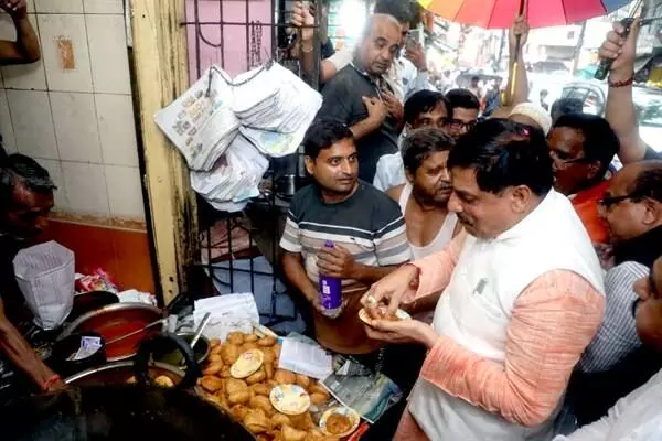 भोपाल- मुख्यमंत्री डॉ. यादव ने उज्जैन की प्रसिद्ध श्री सांवरिया कचोरी का लिया स्वाद भोपाल- मुख्यमंत्री डॉ. यादव ने उज्जैन की प्रसिद्ध श्री सांवरिया कचोरी का लिया स्वाद