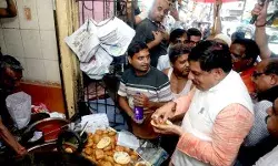 भोपाल- मुख्यमंत्री डॉ. यादव ने उज्जैन की प्रसिद्ध श्री सांवरिया कचोरी का लिया स्वाद