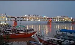 वाराणसी में फिर बढ़ा गंगा का जलस्तर, खतरे की ओर बढ़ते हालात से दहशत