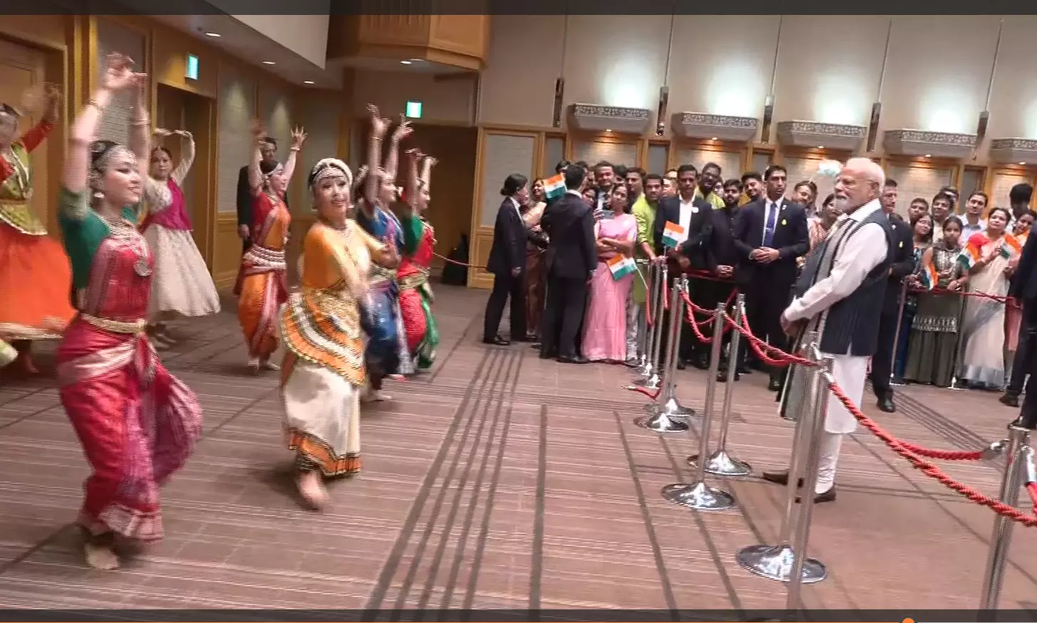 जापान: पीएम मोदी का होटल पहुंचने पर हुआ भव्य स्वागत जापान: पीएम मोदी का होटल पहुंचने पर हुआ भव्य स्वागत