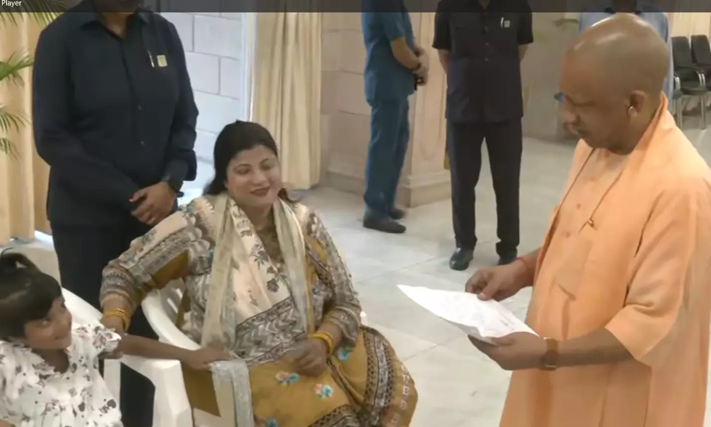 सीएम योगी ने लखनऊ में जनता दर्शन लगाकर लोगों की सनीं समस्याएं सीएम योगी ने लखनऊ में जनता दर्शन लगाकर लोगों की सनीं समस्याएं