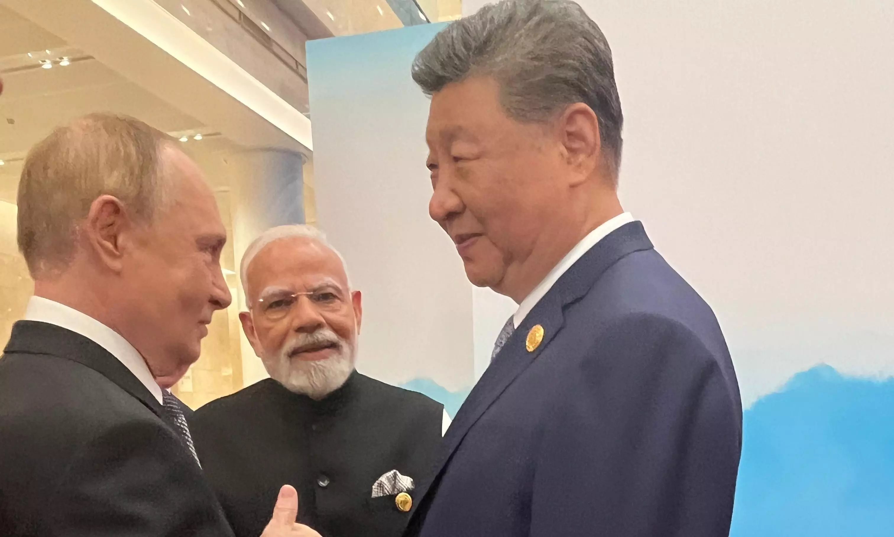 SCO समिट: रूस के राष्ट्रपति पुतिन ने किया पीएम मोदी का अभिवादन SCO समिट: रूस के राष्ट्रपति पुतिन ने किया पीएम मोदी का अभिवादन