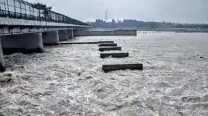 दिल्ली और आस-पास के क्षेत्रों मे तेज़ बारिश के कारण यमुना नदी का जल स्तर बढ़ा दिल्ली और आस-पास के क्षेत्रों मे तेज़ बारिश के कारण यमुना नदी का जल स्तर बढ़ा