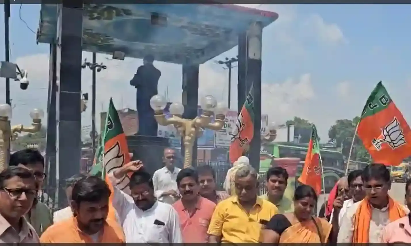 डेहरी में भाजपा कार्यकर्ताओं ने राहुल गांधी का पुतला फूंका डेहरी में भाजपा कार्यकर्ताओं ने राहुल गांधी का पुतला फूंका