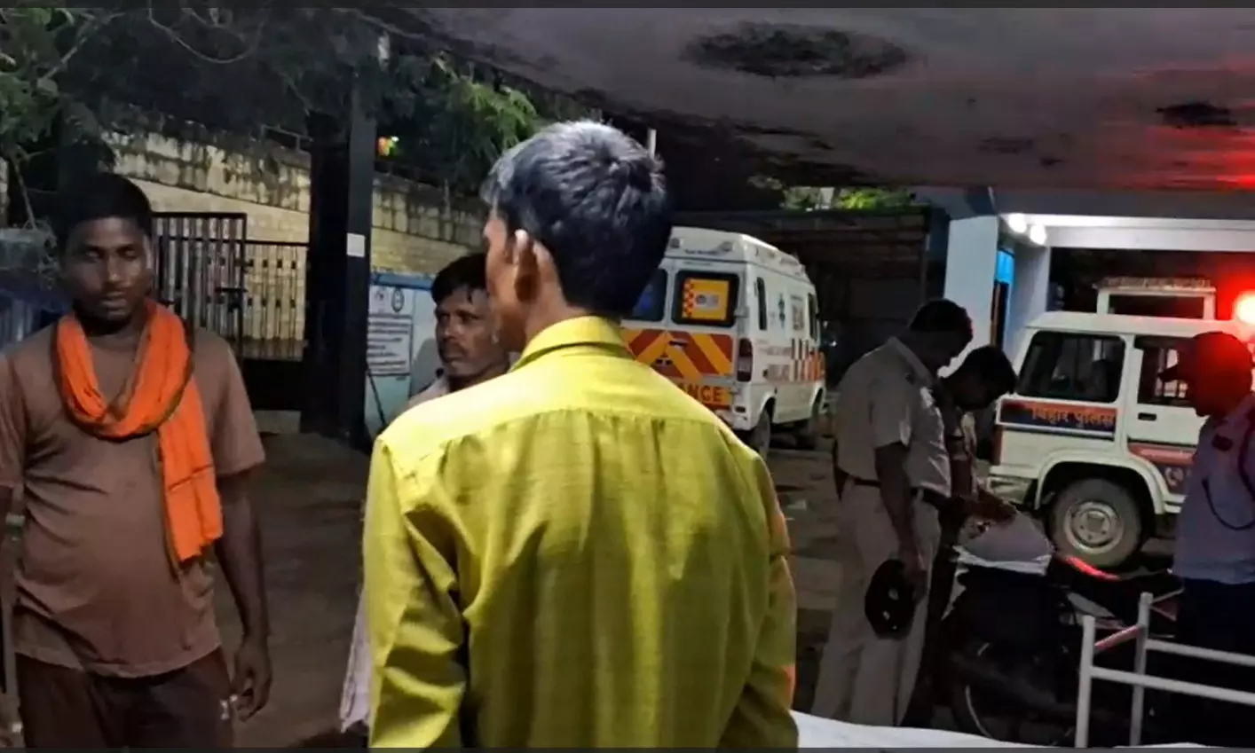 तेज रफ्तार बाइक की टक्कर से पिता की मौत, बेटा समेत तीन घायल तेज रफ्तार बाइक की टक्कर से पिता की मौत, बेटा समेत तीन घायल