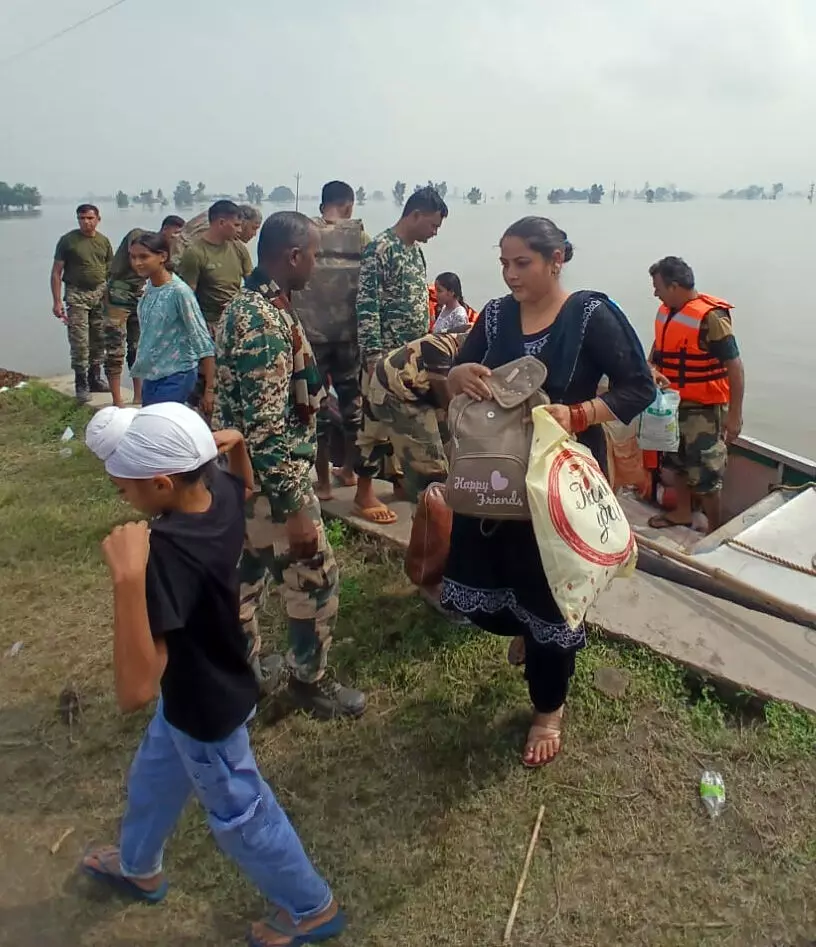 पंजाब में बाढ़-बारिश से भारी तबाही, हज़ारों लोग बेघर पंजाब में बाढ़-बारिश से भारी तबाही, हज़ारों लोग बेघर