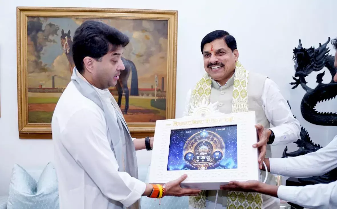 भोपाल- मुख्यमंत्री डॉ. यादव ने केंद्रीय मंत्री श्री सिंधिया से मुलाक़ात कर भेंट की वैदिक घड़ी केंद्रीय मंत्री ने वैदिक घड़ी की पहल को सराहा