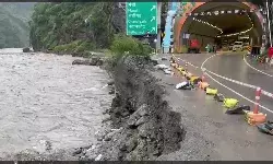 कुल्लू में लैंडस्लाइड की चपेट में 3 मकान, 6 लोग अंदर फंसे कुल्लू में लैंडस्लाइड की चपेट में 3 मकान, 6 लोग अंदर फंसे