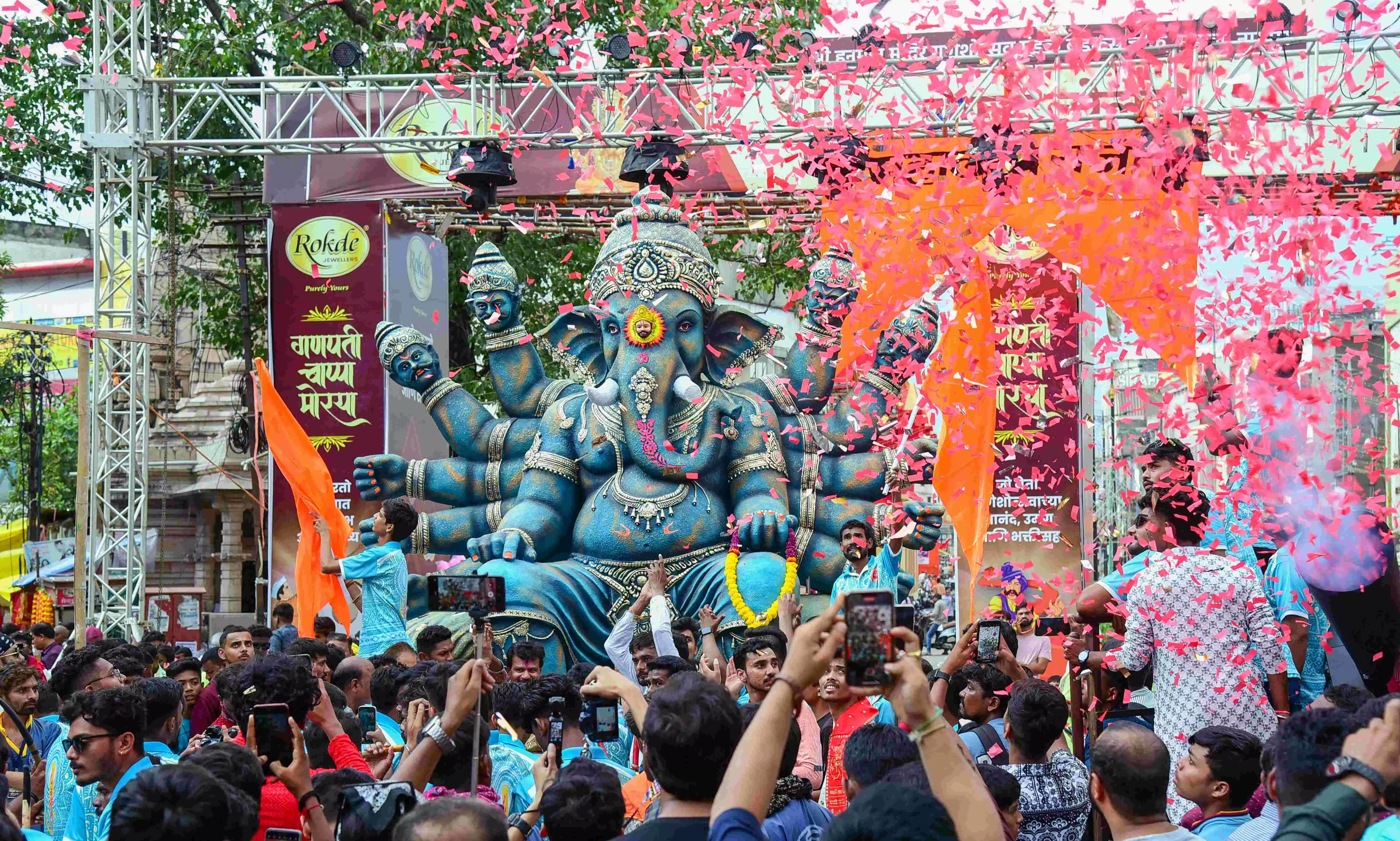 अनंत चतुर्दशी: आज मुंबई में किया जा रहा गणेश मूर्ति का विसर्जन