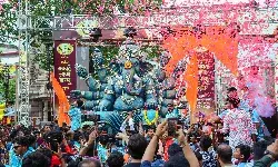 अनंत चतुर्दशी: आज मुंबई में किया जा रहा गणेश मूर्ति का विसर्जन