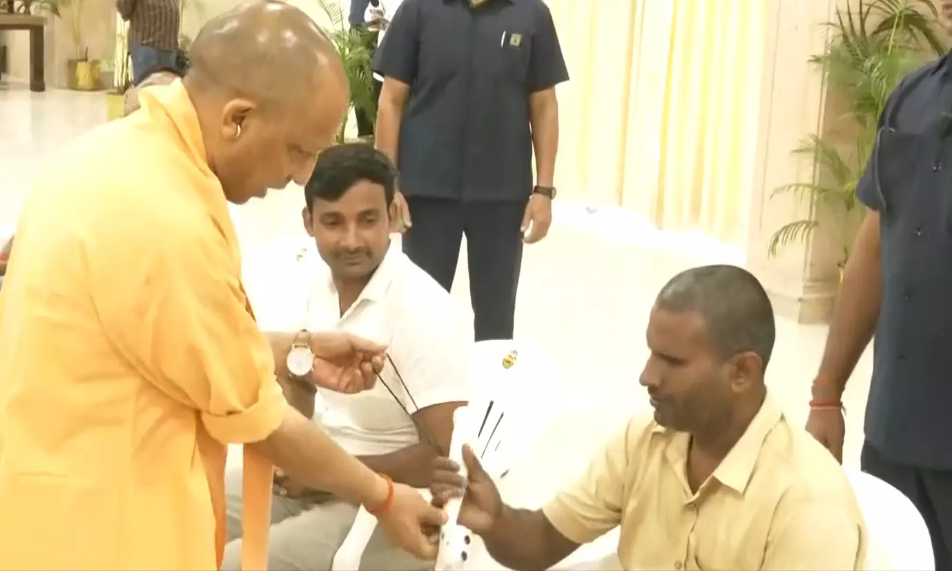 लखनऊ: जनता दर्शन में सीएम योगी ने दृष्टिबाधित को दी सफ़ेद छड़ी लखनऊ: जनता दर्शन में सीएम योगी ने दृष्टिबाधित को दी सफ़ेद छड़ी