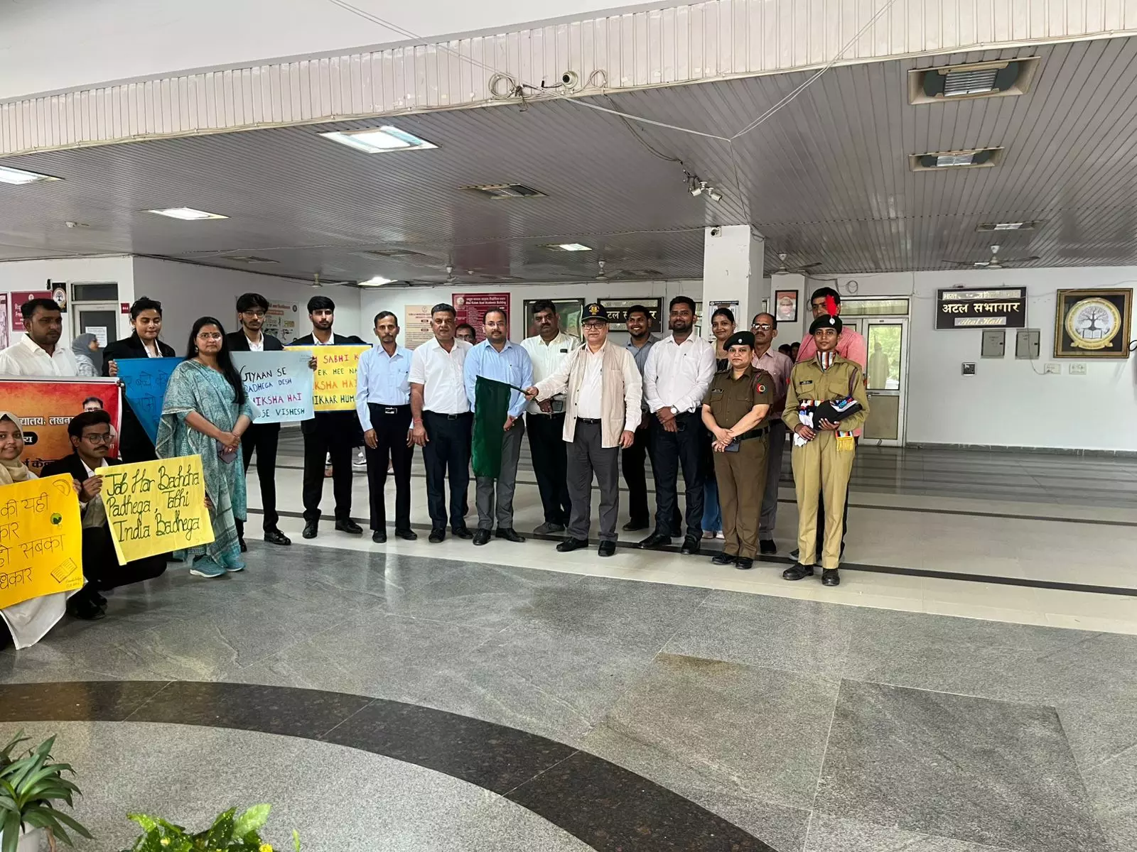 भाषा विश्वविद्यालय में अंतर्राष्ट्रीय साक्षरता दिवस पर विधि संकाय ने किया विधिक जागरूकता अभियान का आयोजन भाषा विश्वविद्यालय में अंतर्राष्ट्रीय साक्षरता दिवस पर विधि संकाय ने किया विधिक जागरूकता अभियान का आयोजन