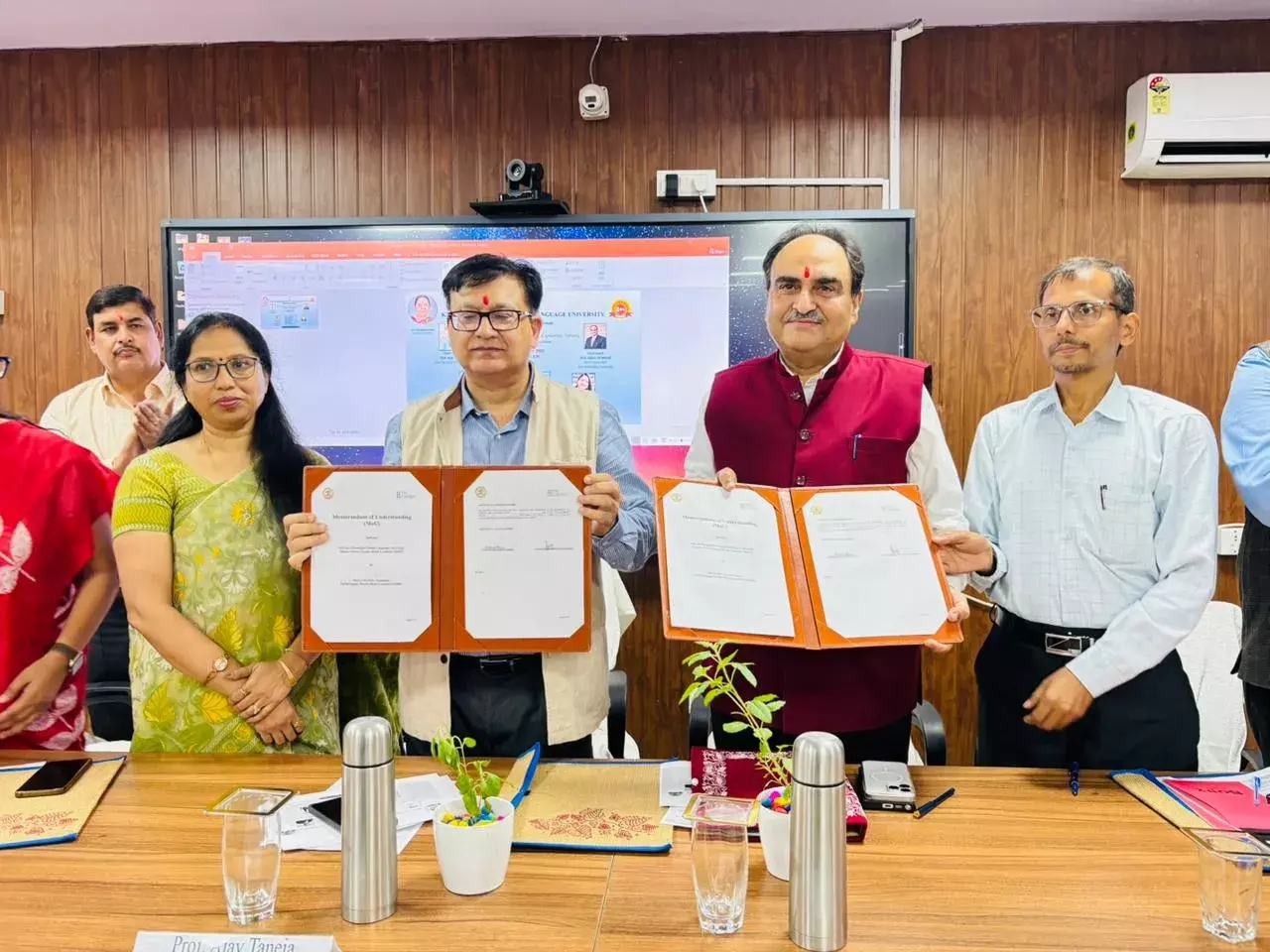 рднрд╛рд╖рд╛ рд╡рд┐рд╢реНрд╡рд╡рд┐рджреНрдпрд╛рд▓рдп рдФрд░ рдПрд░рд╛ рд╡рд┐рд╢реНрд╡рд╡рд┐рджреНрдпрд╛рд▓рдп рдХреЗ рдордзреНрдп рд╣реБрдЖ рдПрдордУрдпреВ рдкрд░ рд╣рд╕реНрддрд╛рдХреНрд╖рд░ рднрд╛рд╖рд╛ рд╡рд┐рд╢реНрд╡рд╡рд┐рджреНрдпрд╛рд▓рдп рдФрд░ рдПрд░рд╛ рд╡рд┐рд╢реНрд╡рд╡рд┐рджреНрдпрд╛рд▓рдп рдХреЗ рдордзреНрдп рд╣реБрдЖ рдПрдордУрдпреВ рдкрд░ рд╣рд╕реНрддрд╛рдХреНрд╖рд░