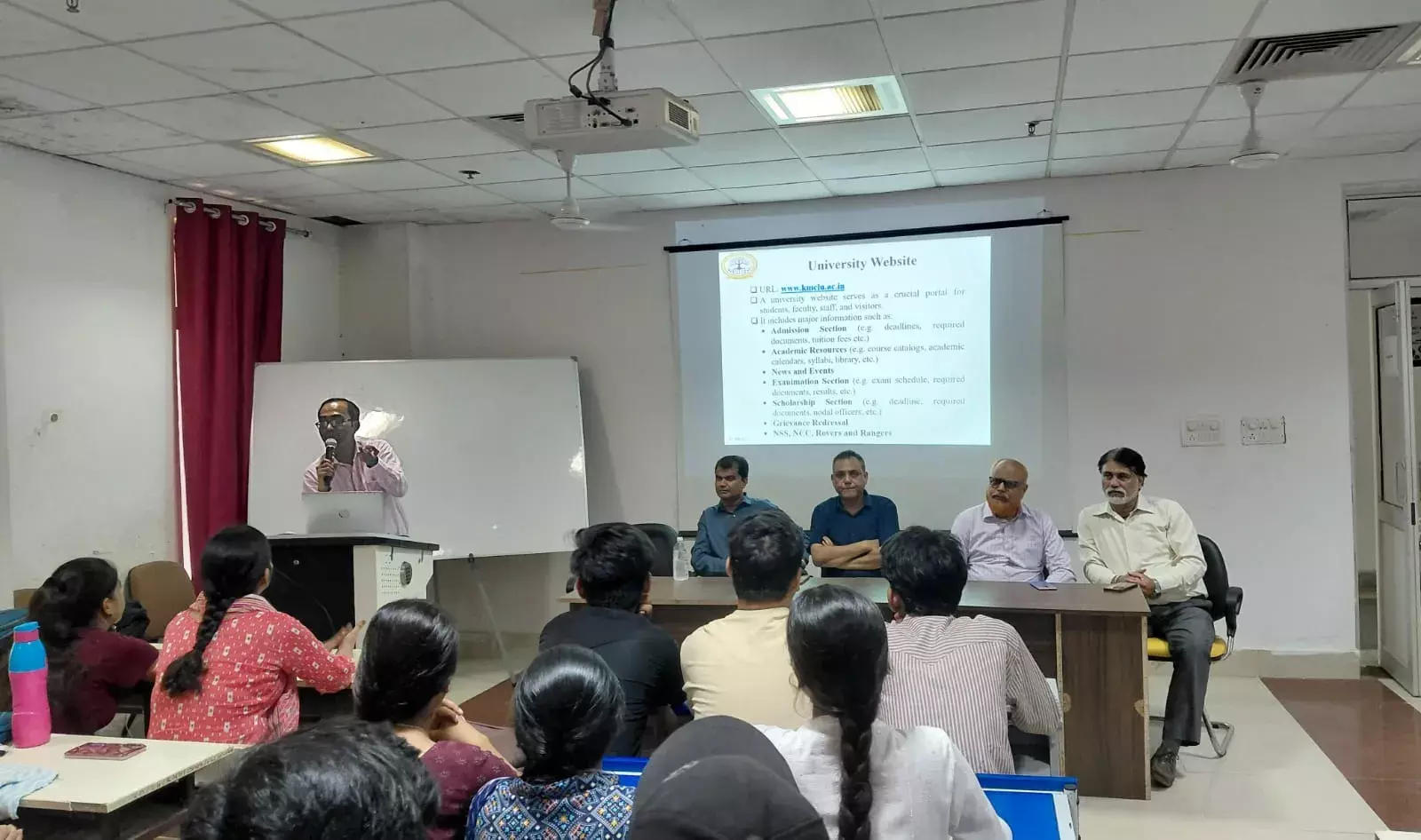 ख़्वाजा मुईनुद्दीन चिश्ती भाषा विश्वविद्यालय, लखनऊ के कंप्यूटर विज्ञान एवं सूचना प्रौद्योगिकी विभाग द्वारा आज एक ओरिएंटेशन कार्यक्रम का आयोजन किया गया। ख़्वाजा मुईनुद्दीन चिश्ती भाषा विश्वविद्यालय, लखनऊ के कंप्यूटर विज्ञान एवं सूचना प्रौद्योगिकी विभाग द्वारा आज एक ओरिएंटेशन कार्यक्रम का आयोजन किया गया।