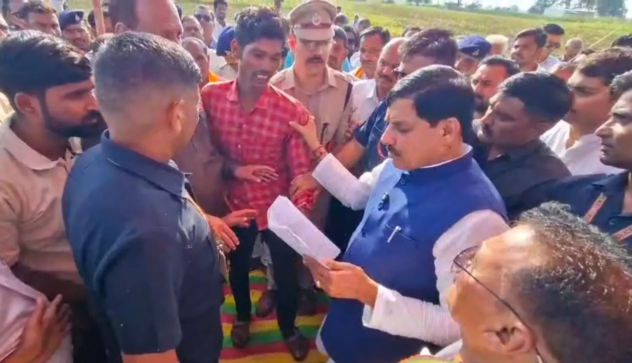 रतलाम - मुख्यमंत्री डॉ. यादव ने ऑन द स्पॉट लिया फैसला, पुलिस को दिये कार्रवाई के निर्देश रतलाम - मुख्यमंत्री डॉ. यादव ने ऑन द स्पॉट लिया फैसला, पुलिस को दिये कार्रवाई के निर्देश