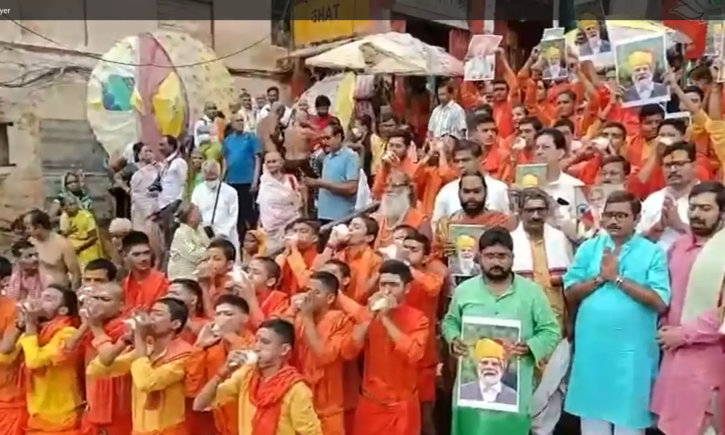 वाराणसी में पीएम मोदी के 75वें जन्मदिन पर स्वच्छता अभियान और गंगा पूजन का भव्य आयोजन
