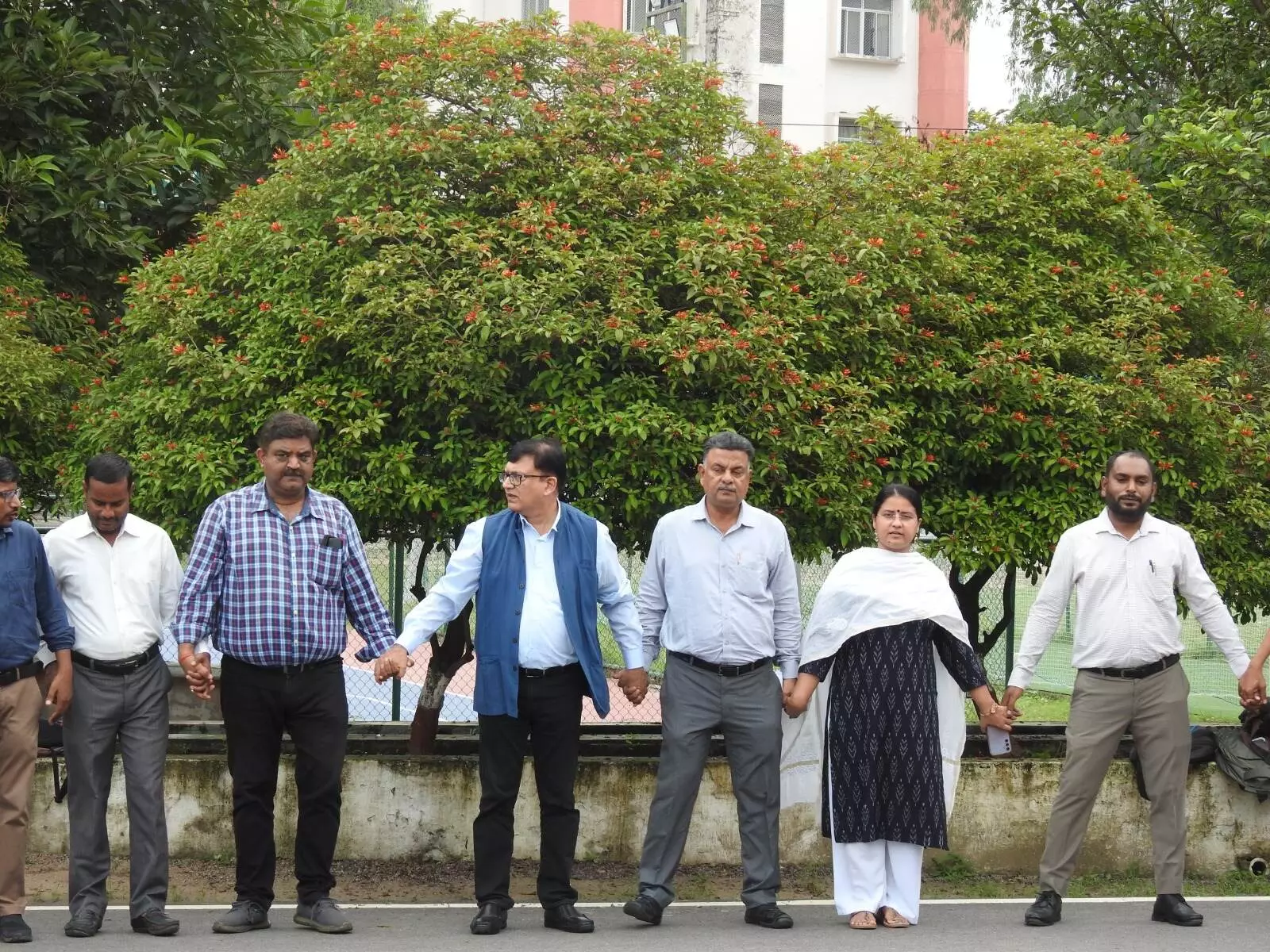 भाषा विश्वविद्यालय में ‘स्वच्छता ही सेवा अभियान 2025’ के तहत मानव श्रृंखला का निर्माण