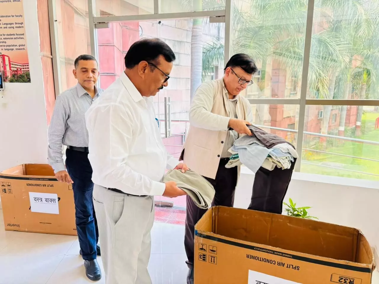भाषा विश्वविद्यालय: कुलपति और कुलसचिव ने कपड़े दान कर ‘सेवा पखवाड़ा’ अभियान को दिया प्रोत्साहन